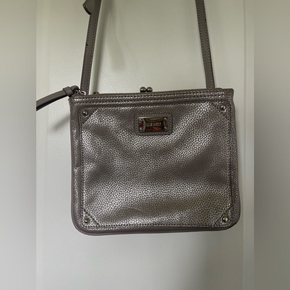 VTG Silver metallic crossbody bag with silver hardware and kiss-lock clasp